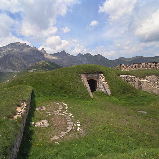 Rempart sud avec emplacement de tir double dans la moitié est de la cour.