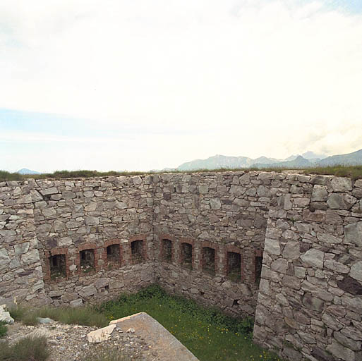 Façade crénelée de la galerie de contrescarpe, feu de revers de l'angle nord-est avec fossé-diamant.