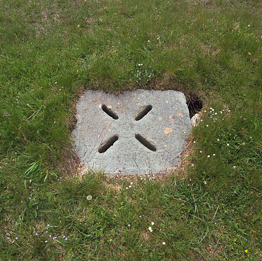 Dalle pour écoulement des eaux pluviales au dessus de la citerne.