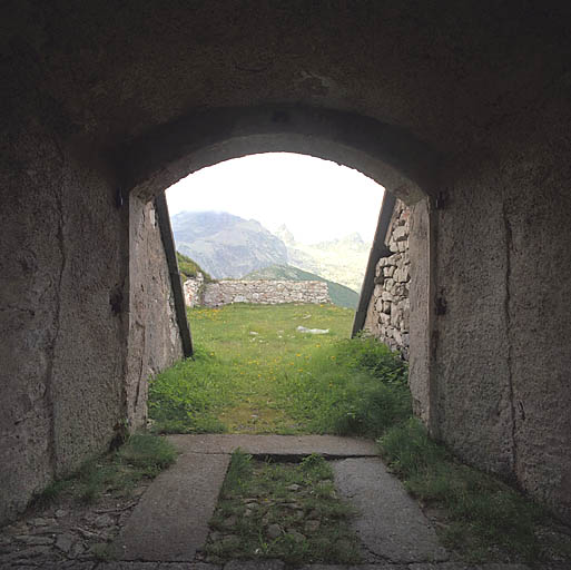 Débouché latéral du couloir d'entrée sur la cour ouest.