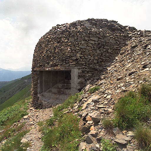 Ouvrage mixte n° 255, du col de Tende : le bloc et son embrasure sud-est.