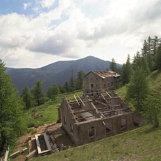 Caserne du Gias de la Gasta : vue générale. Au premier plan, cuisine et lavoir, à l'arrière plan, corps de caserne principal.