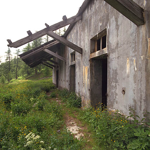 Caserne du Gias de la Gasta : façade d'entrée du bâtiment des écuries.