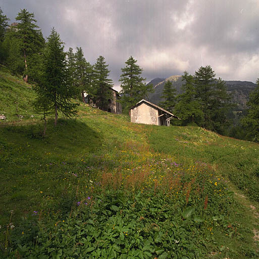 Caserne du Gias de la Gasta : vue générale du côté de l'arrivée, à droite, écuries.