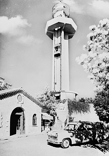 [L'observatoire avec la gare d'arrivée du funiculaire.] vers 1953.