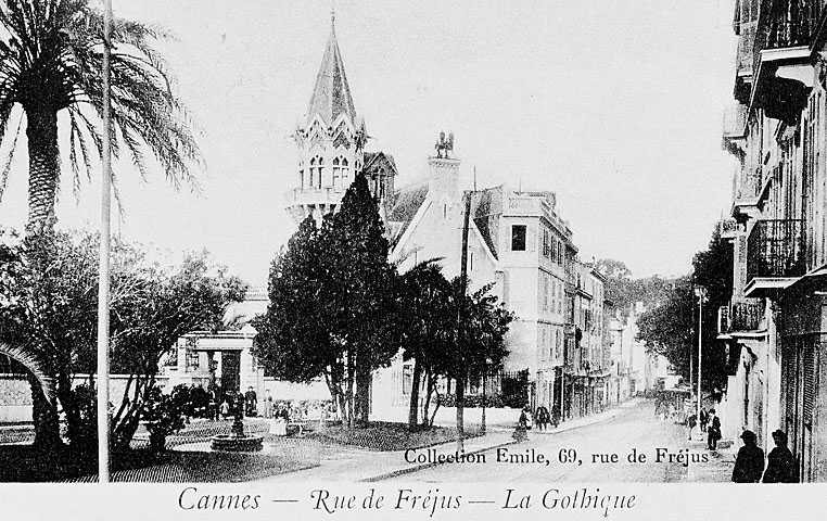 Cannes - Rue de Fréjus - La Gothique. [Vue d'ensemble de la Villa Gothique prise de l'est, de la rue.] avant 1913.
