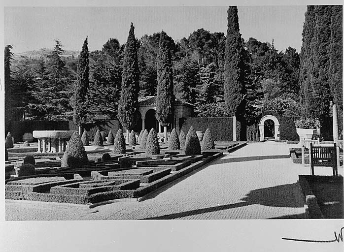 [Vue d'ensemble du Jardin Romain depuis le sud.], vers 1930.