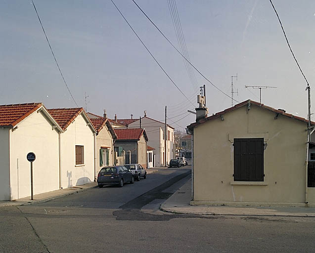 Alignement des maisons de ville le long de la rue du 4 septembre (rive ouest). Vue prise de l'angle des rues Clovis Hugues et du 4 septembre.