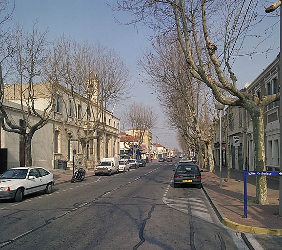 Mairie et maisons de ville alignées le long de l'axe principal de la ville (avenue Gabriel Péri, actuelle avenue du port). Vue prise de l'angle de la rue P.L. Courrier et de l'actuelle avenue du port.