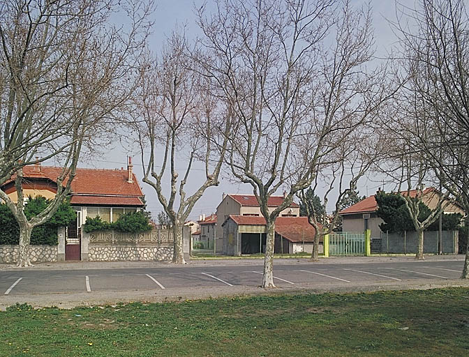 Habitat pavillonnaire le long de l'avenue Louis Gros (rive est), sur la partie sud-ouest du faubourg.