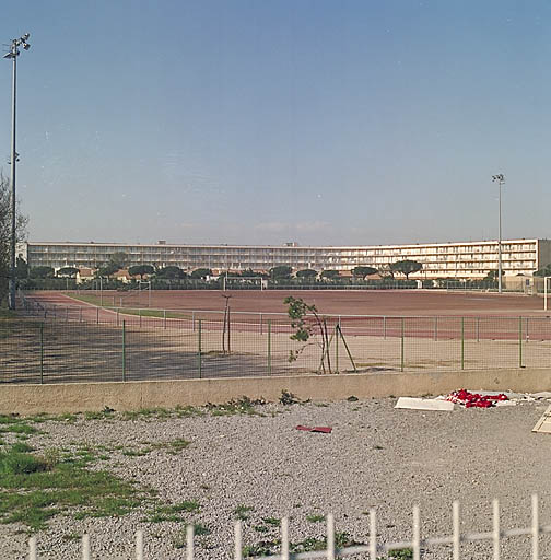 L'immeuble à appartements Du Stade (côté est) vu de la rue Ambroise Croizat.