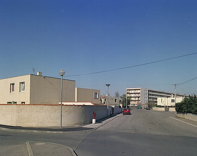 Au premier plan, ensemble pavillonnaire à tendance moderne, donnant sur la rue Vincent Van Gogh. A l'arrière-plan, l'immeuble à appartements Du Stade (côté sud-est).