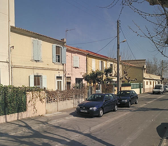 Maisons de ville avec espace libre à l'avant, le long de la rue Etienne Dolet (rive nord). Partie sud-ouest du faubourg.