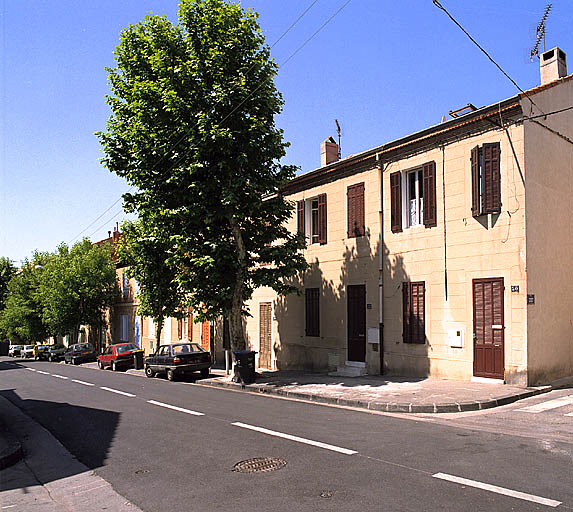 Vue d'ensemble des façades côté pair (n°20 à 30), depuis l'angle de la traverse Puget en direction du sud.
