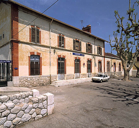 Vue générale de la façade, en biais, depuis l'extrémité de la terrasse surplombant la traverse Bovis.