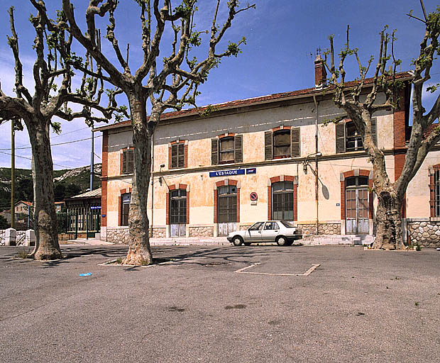 Vue générale de la façade du corps principal, de face. A gauche du bâtiment, le kiosque abritant l'entrée du tunnel d'accès aux quais.