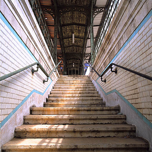 Escalier d'accès aux quais : vue en contre plongée sur le quai central.