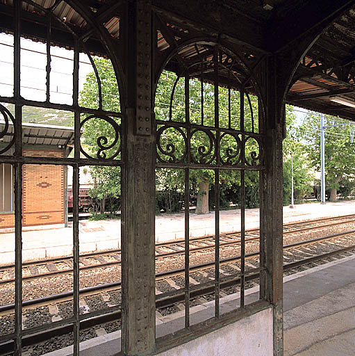 Abri du quai central, détail des ferronneries.