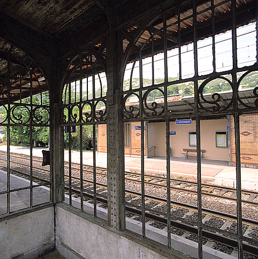 Abri du quai central, détail des ferronneries.