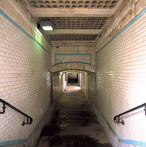 Vue en enfilade du passage souterrain desservant les quais.