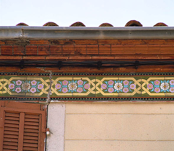 Fig. 20 - Maison, 41 rue Le-Pelletier (parcelle H 269), construite en 1892 pour Jean Fonderey, tuilier. Détail de la corniche en briques moulurées et de la frise en carreaux de céramique, de face.
