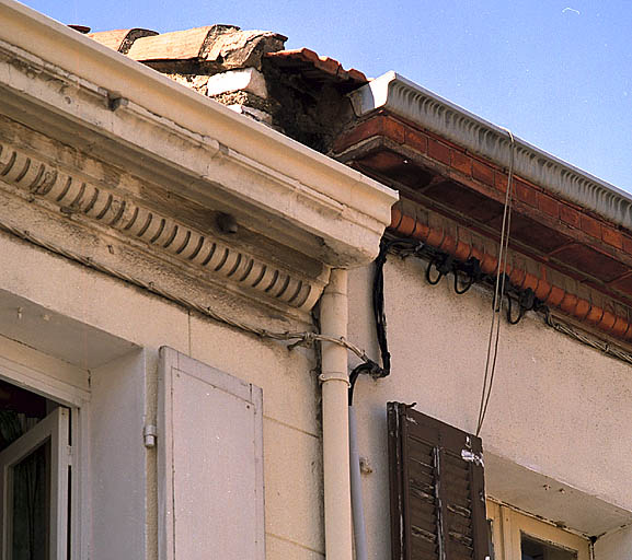 Fig. 18 - Maisons, 71-73 rue Le-Pelletier (parcelles H 164, 167), construites vers 1865. Vue des deux corniches en briques moulurées, dont l'une est enduite pour imiter la pierre.