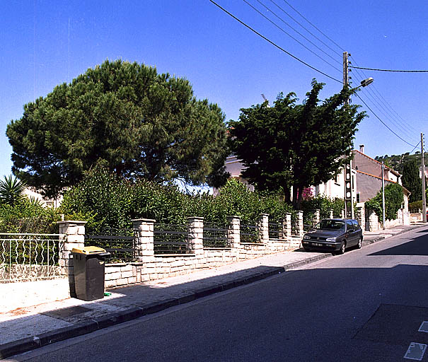 Vue de la clôture et du jardin.