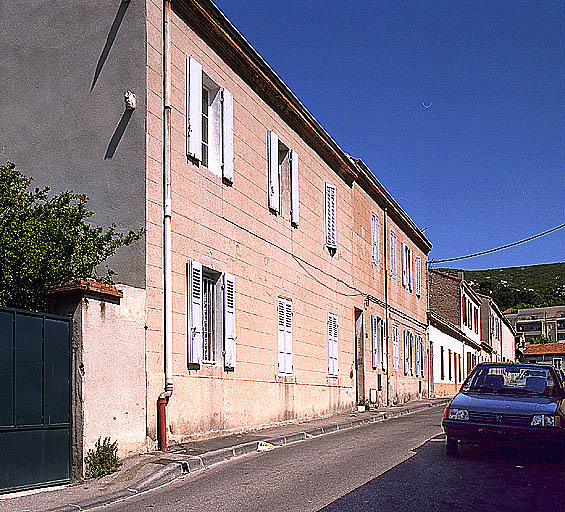 Vue de l'îlot ouest du lotissement Verne, prise depuis l'extrémité sud de la rue Emile-Cavagni, en direction du nord. Au premier plan, façade de l'immeuble du n° 9, à corridor traversant.