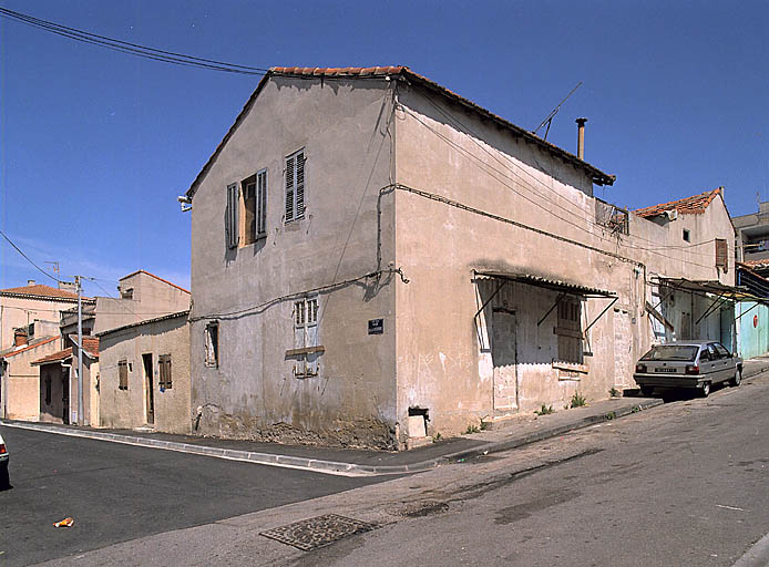 Vue prise à l'angle des rues de la Redonne et Emile-Rouvière, en direction du nord. Dernier îlot subsistant de la partie nord du lotissement Rouvière. Ce lotissement locatif devenu bidonville et connu sous le nom de bidonville Pasteur a été remplacé après 2000 par un nouveau lotissement d'immeubles.