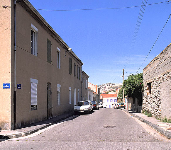 Vue en perspective de la rue Mariaud, prise depuis la rue Emile-Rouvière en direction du boulevard Roger- Chieusse. A l'arrière-plan, les collines des Riaux.