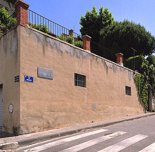 Angle du boulevard Bandini et de la rue Mariaud, sud du lotissement, îlot ouest : murs de soutènement des jardins de villas en contre-haut des voies.
