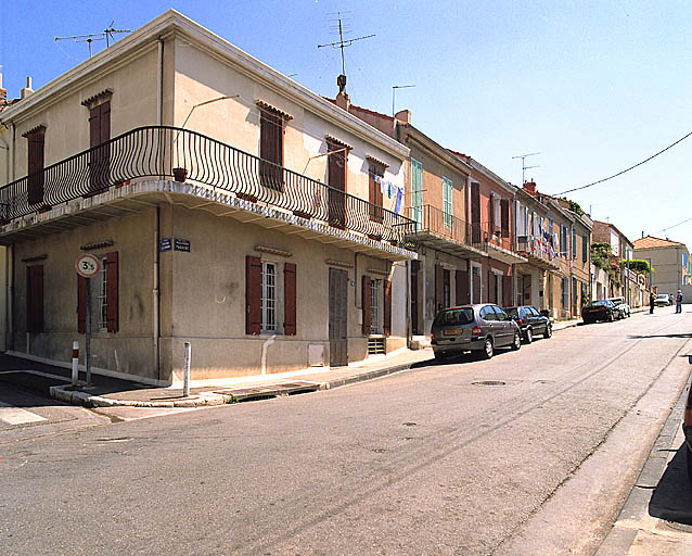 Vue prise à l'angle du boulevard Farrenc et du boulevard Albin-Bandini, en direction de l'est, partie basse de l'îlot : façades alignées sur rue avec accès de plain-pied.