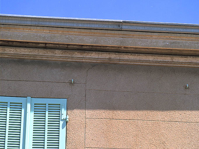 Maison 15 boulevard Farrenc (K102), construite en 1907. Détail de la corniche et de l'enduit au fer.