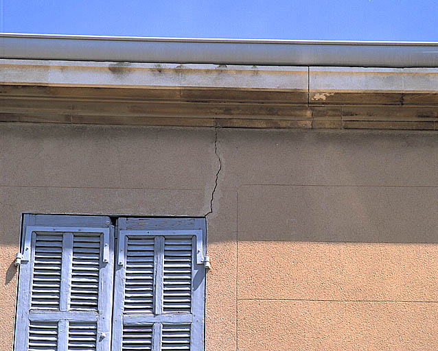 Maison 21 boulevard Farrenc (K105), datée 1910. Détail de la corniche en ciment moulé.