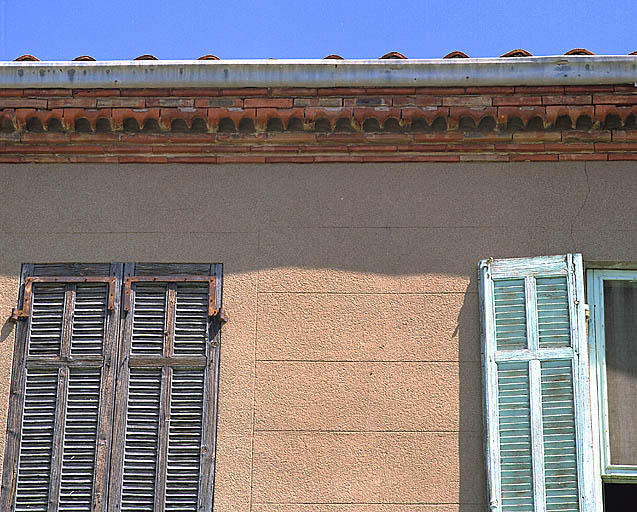 Maison 33 boulevard Farrenc (K111), datée 1910. Détail de la corniche en briques apparentes et de l'enduit au fer.