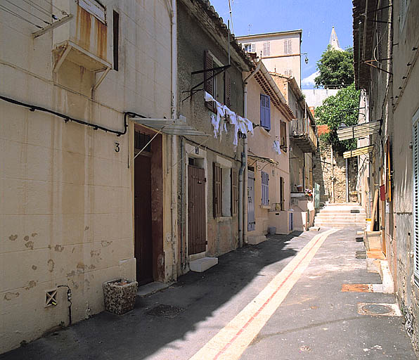 Fig. 01 - Rue du Rouget. Alignement de maisons reconstruites dans les années 1820-1850 sur le bâti du hameau primitif antérieur à 1819.