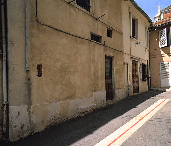 Fig. 03 - Maison, 5 rue des Scaphandiers (parcelle K0168) dans le hameau de l'Estaque. Maison sur un bâti existant en 1819, accru en 1867. Vue de la façade, à l'arrière-plan à droite (enduit blanc).