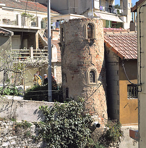 Maison, parcelle D 118 : fabrique en tourelle accolée à la maison, vue depuis la montée Antoine-Castejon.