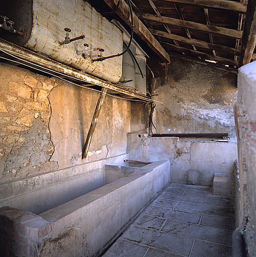 Fig. 41 - Maison, rue Etienne-Colombel (Riaux D 45). Lavoir. Vue des bassins et des citernes d'eau disposées au-dessus.