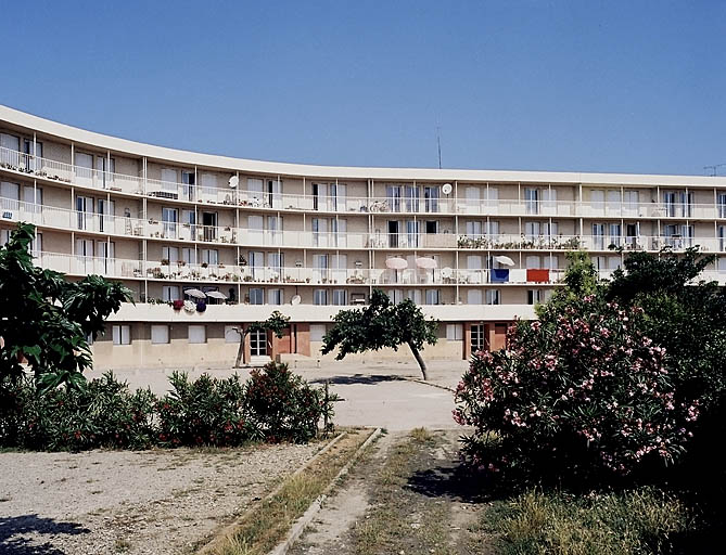 Vue d'ensemble de la façade ouest.