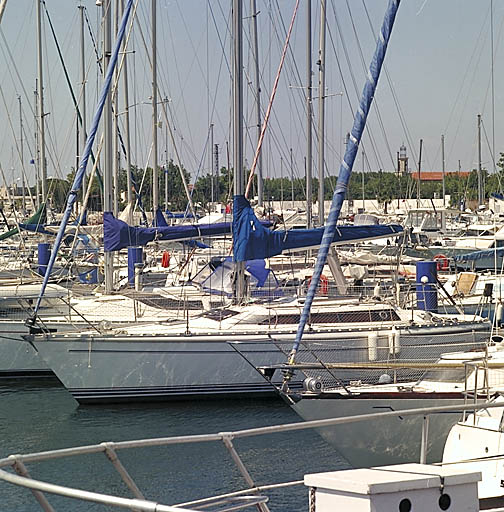 Vue des maisons de ville avec commerce en rez-de-chaussée sur l'avenue du Port.