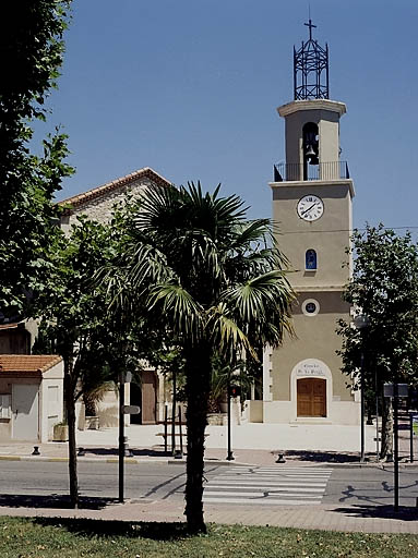 Vue générale du clocher et de la façade sud de l'église.