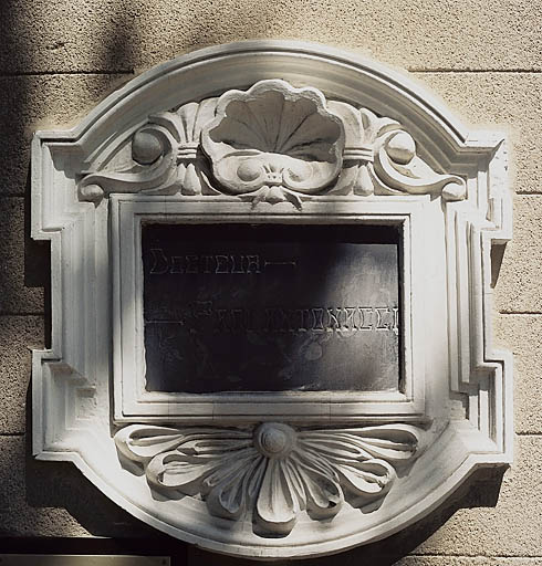 Détail de l'encadrement de la plaque de bronze sur la façade ouest.