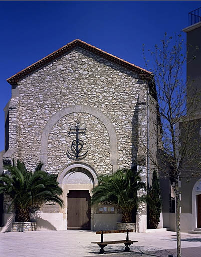 Vue de la façade principale (sud) de l'église.