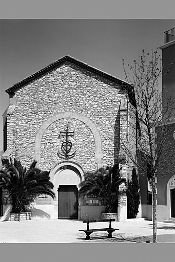 Vue de la façade principale (sud) de l'église.