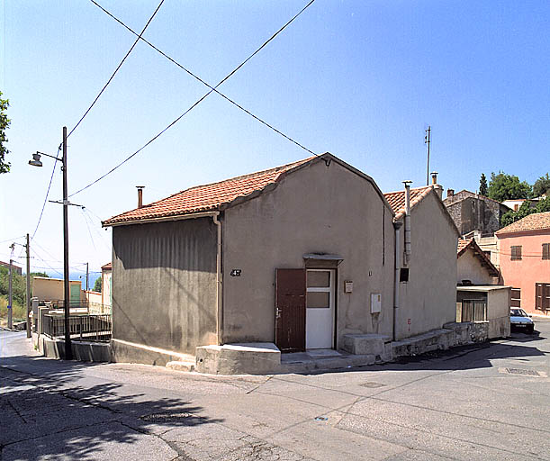 Vue des élévations arrière des deux logis en fond de cour.