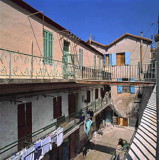 Vue plongeante de la cour, depuis la montée Antoine-Castejon.