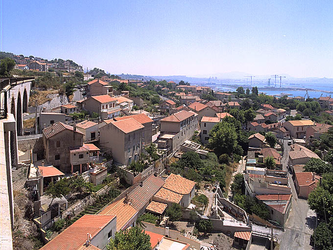 Vue du quartier prise depuis le viaduc des Riaux, en direction du sud.