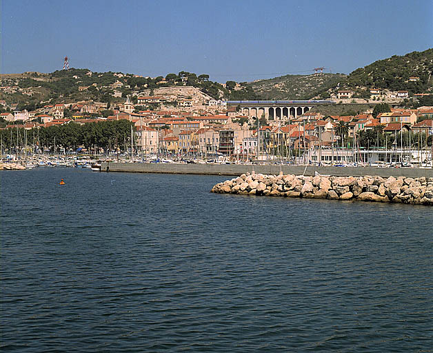 Vue du quartier de l'Estaque-Plage depuis une jetée du port. A l'arrière-plan le viaduc de l'Estaque. A droite, les premier îlots du quartier de la Fontaine-des-Tuiles.