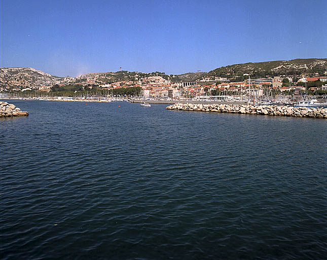 L'Estaque et les Riaux vus depuis la mer, en direction de l'ouest. A droite le port de plaisance, le front de mer allant de la Fontaine-des-Tuiles à l'Estaque-Plage. A gauche, les Riaux.